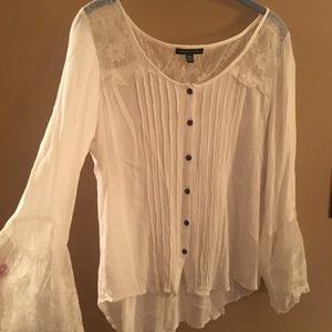 AMERICAN EAGLE WHITE TOP LACE BELL SLEEVE. MEDIUM.